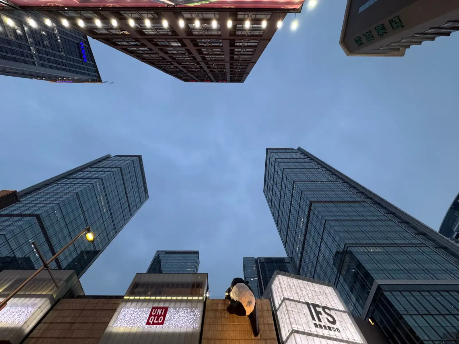 真石漆与多彩涂料对比：如何为建筑项目选择合适饰面正文配图 1