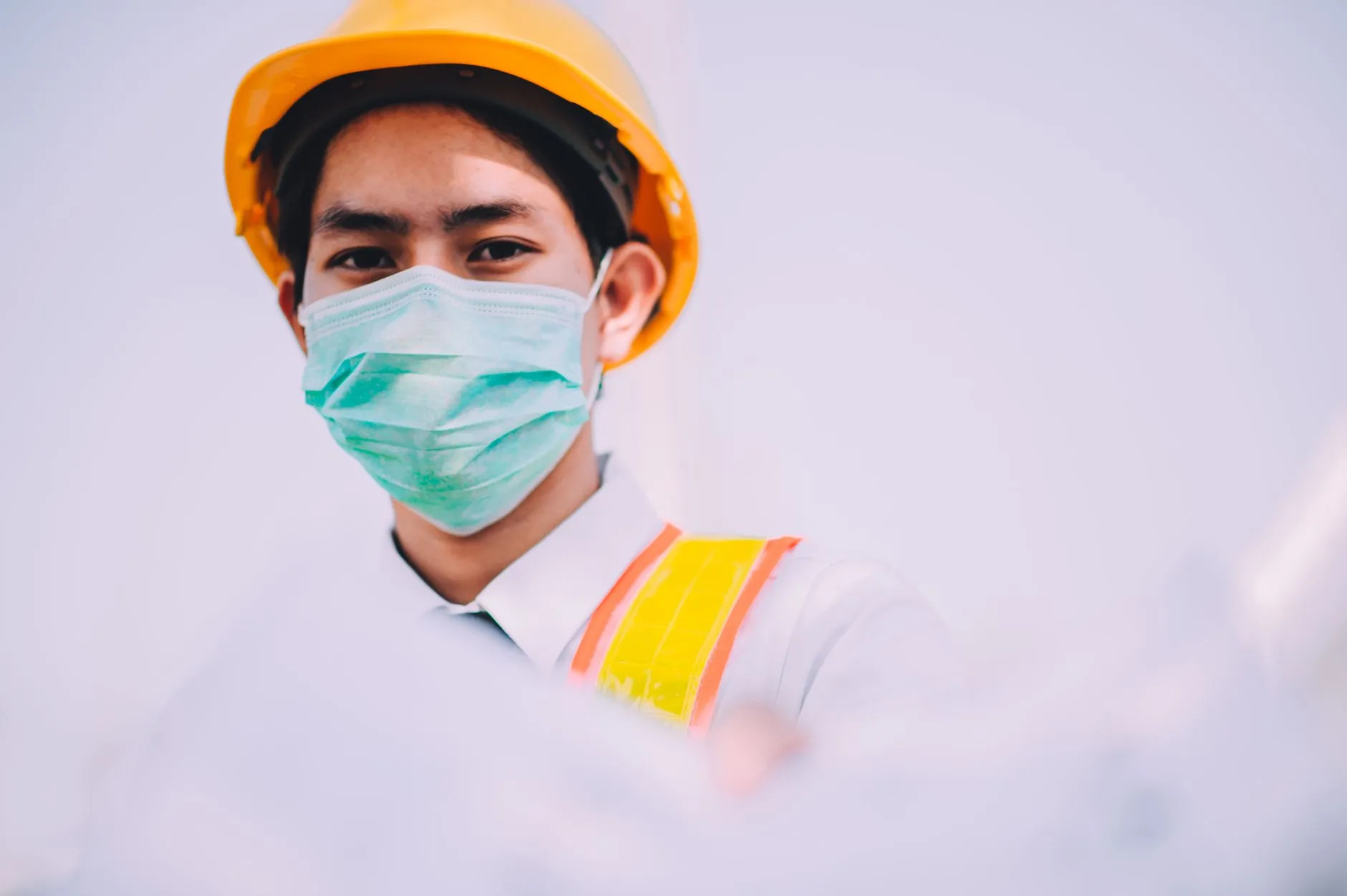 真石漆与多彩涂料在福建外墙装饰中的选型对比分析
