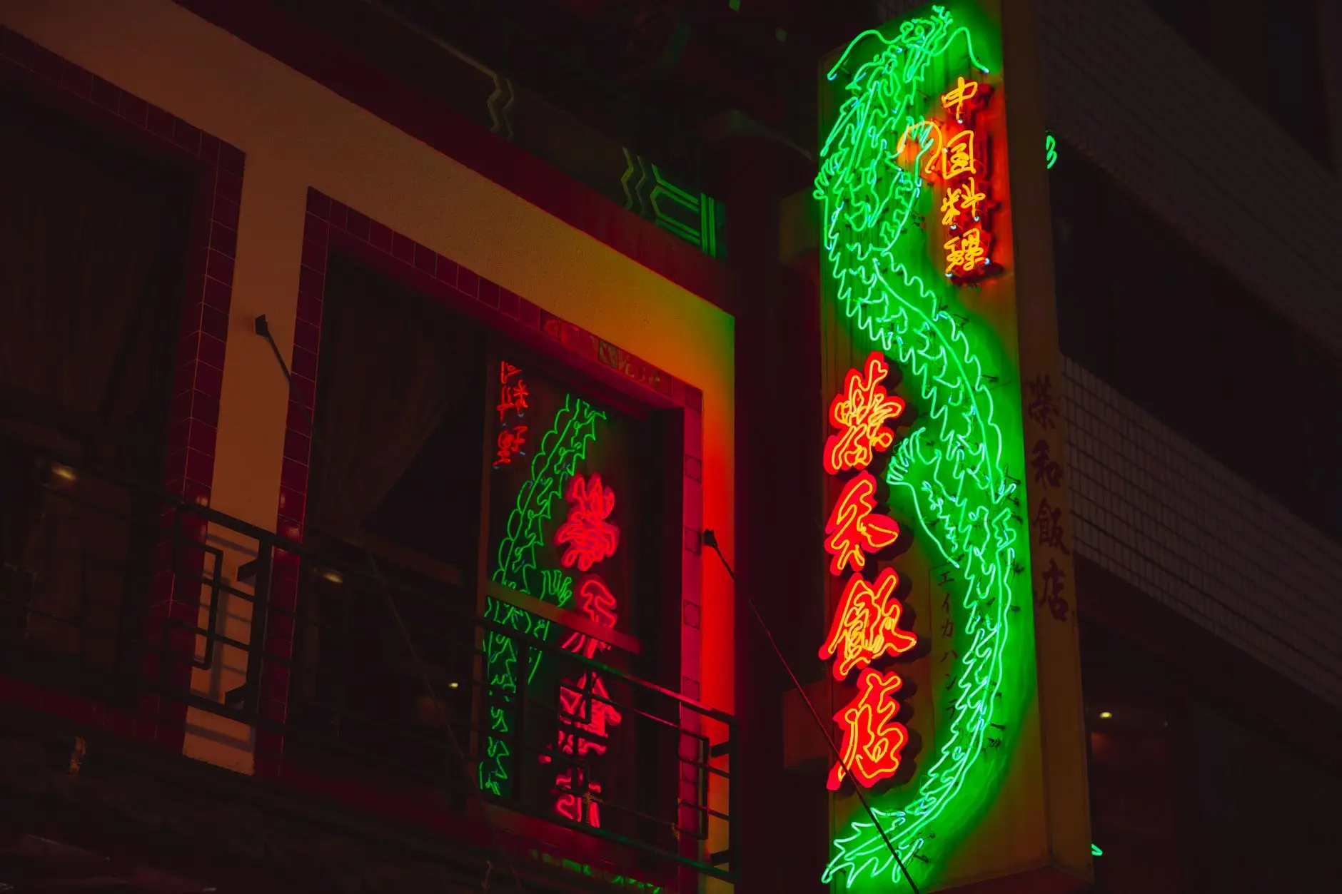 多彩涂料在外墙装饰工程中的耐候性表现与选型要点